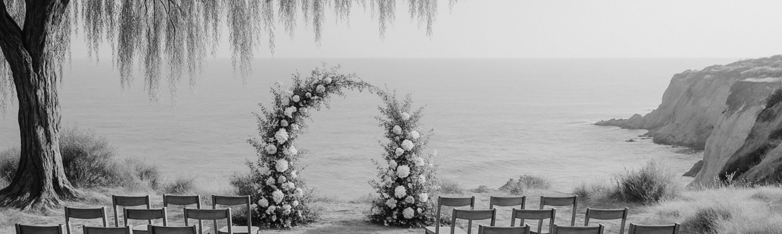 Arche fleurie et chaises disposées en extérieur pour une cérémonie laïque, avec vue sur la mer. Ambiance poétique en noir et blanc. Image de l’Agence Moment de Grâce en Bretagne.