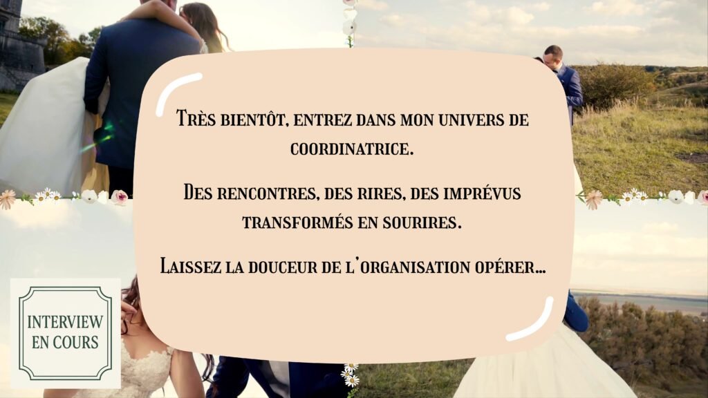 Image d’attente pour la vidéo de présentation de la coordinatrice de cérémonie laïque. Fond floral et texte sur bande beige, avec des mariés en arrière-plan. Créée par l’Agence Moment de Grâce en Bretagne.