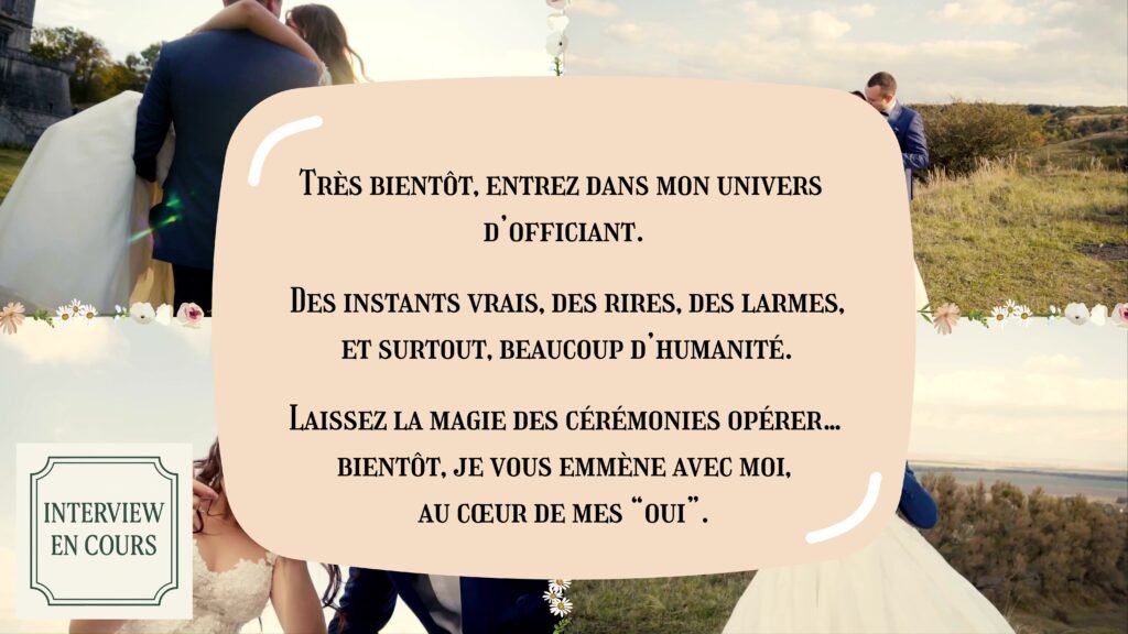 Image d’attente pour la vidéo de présentation de l’officiant de cérémonie laïque. Texte sur fond beige et fleurs, avec des mariés en arrière-plan. Réalisée par l’Agence Moment de Grâce en Bretagne.
