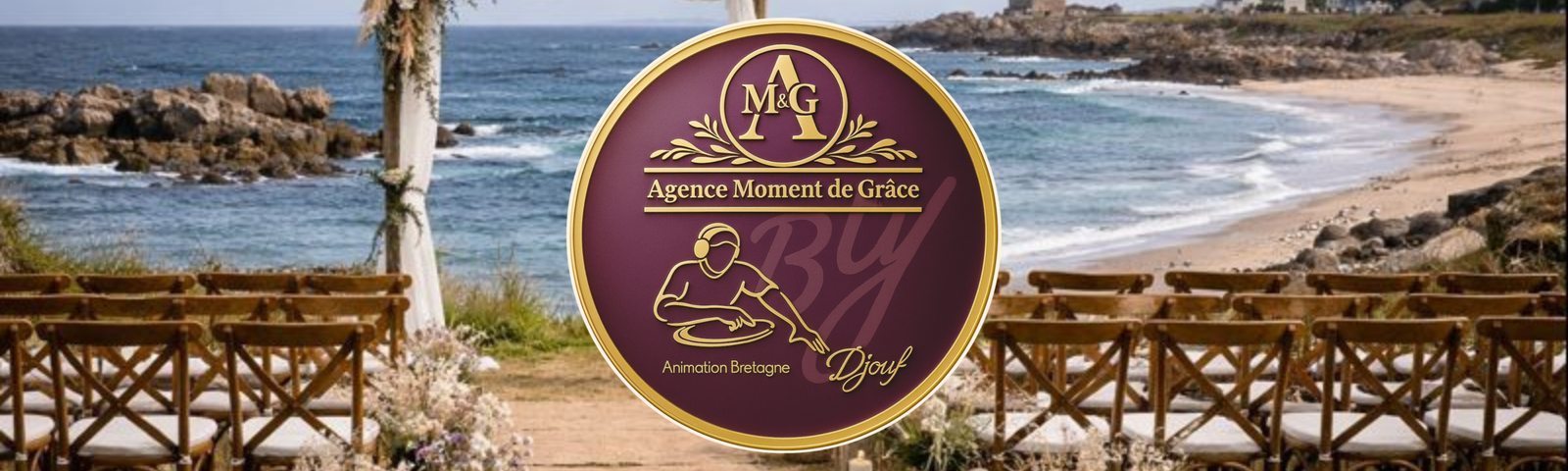 Logo 3D Agence Moment de Grâce avec DJ Ouf – médaillon améthyste et or, posé sur un décor de cérémonie laïque au bord de la mer en Bretagne.