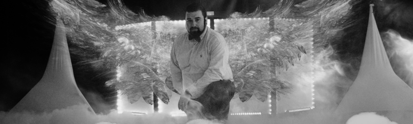 DJ en pleine prestation avec effets spéciaux, fumée et éclairages artistiques, ambiance dynamique – Animation Bretagne – Agence Moment de Grâce.