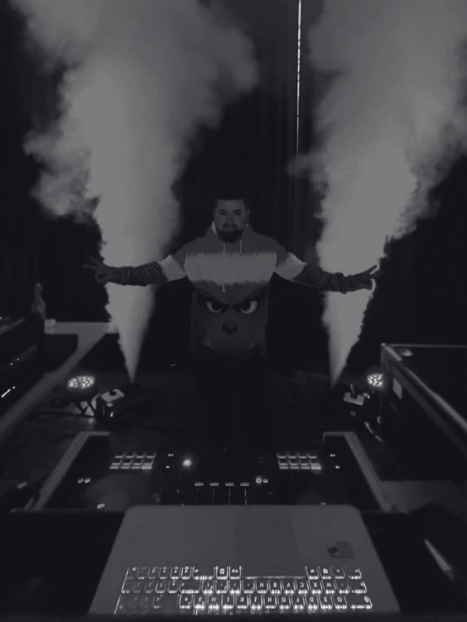 DJ Ouf Animation Bretagne – Grégory Ducrocq utilisant des jets de fumée lors d’une prestation, avec matériel son et lumière, Agence Moment de Grâce.