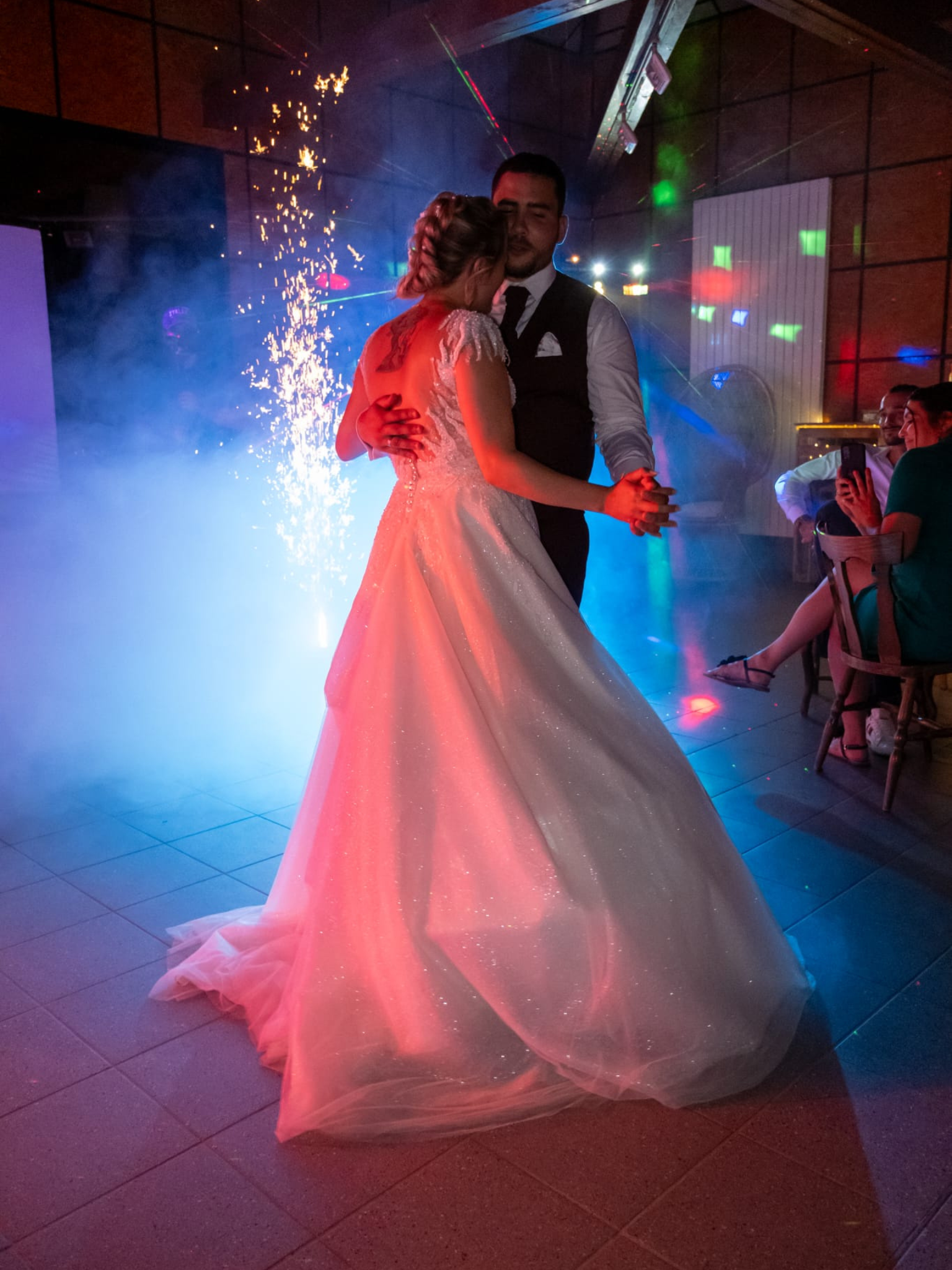 Ouverture de bal des mariés avec étincelles froides, sonorisation et lumière assurées par DJ Ouf Animation Bretagne – Agence Moment de Grâce.