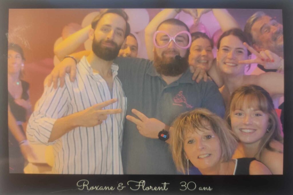 Groupe d’amis posant lors d’un anniversaire 30 ans animé en soirée privée en Bretagne.