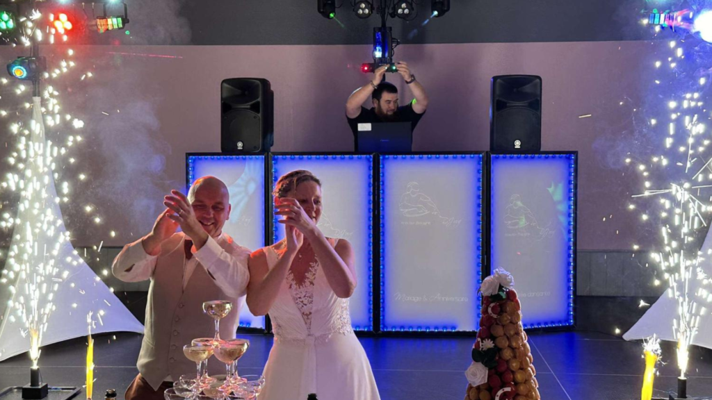 Entrée spectaculaire de gâteau avec jets de scène et animation DJ en Bretagne.
