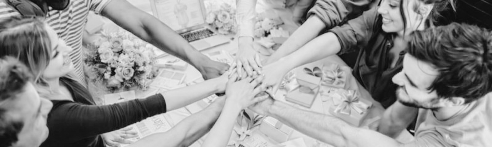 Équipe de prestataires et organisateurs réunis autour d’une table pour préparer un mariage et coordonner les différents éléments de la cérémonie et de la réception en Bretagne.