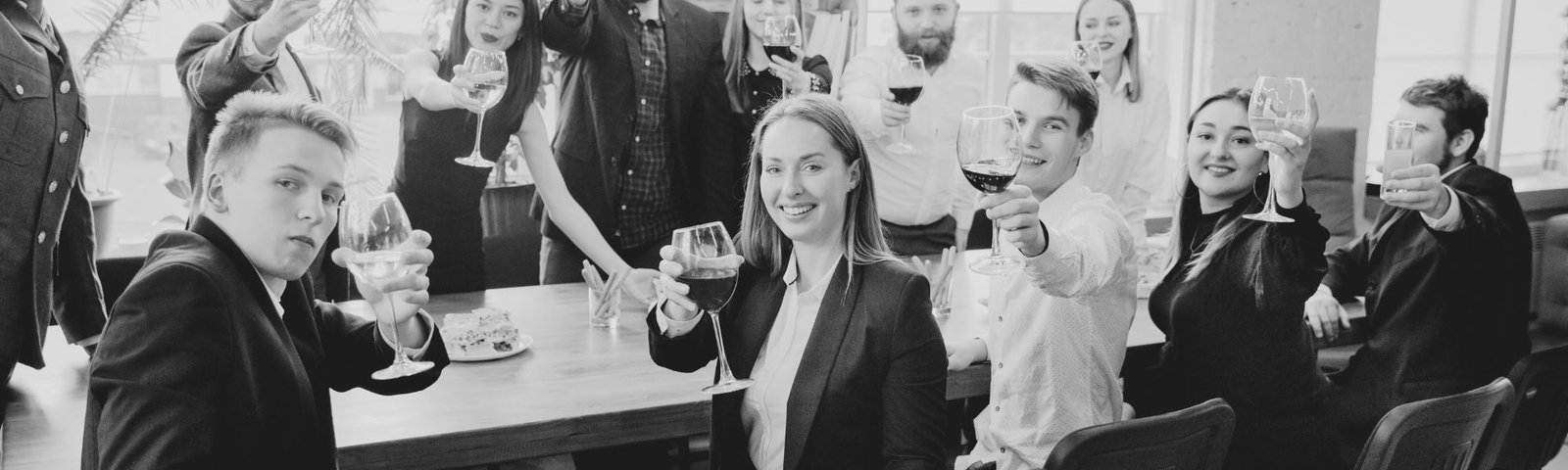 Équipe levant leur verre lors d’un événement d’entreprise animé en Bretagne.