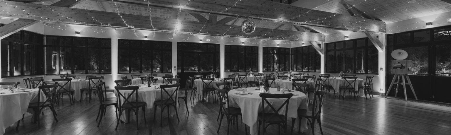 Salle de réception préparée pour accueillir les invités d’un mariage