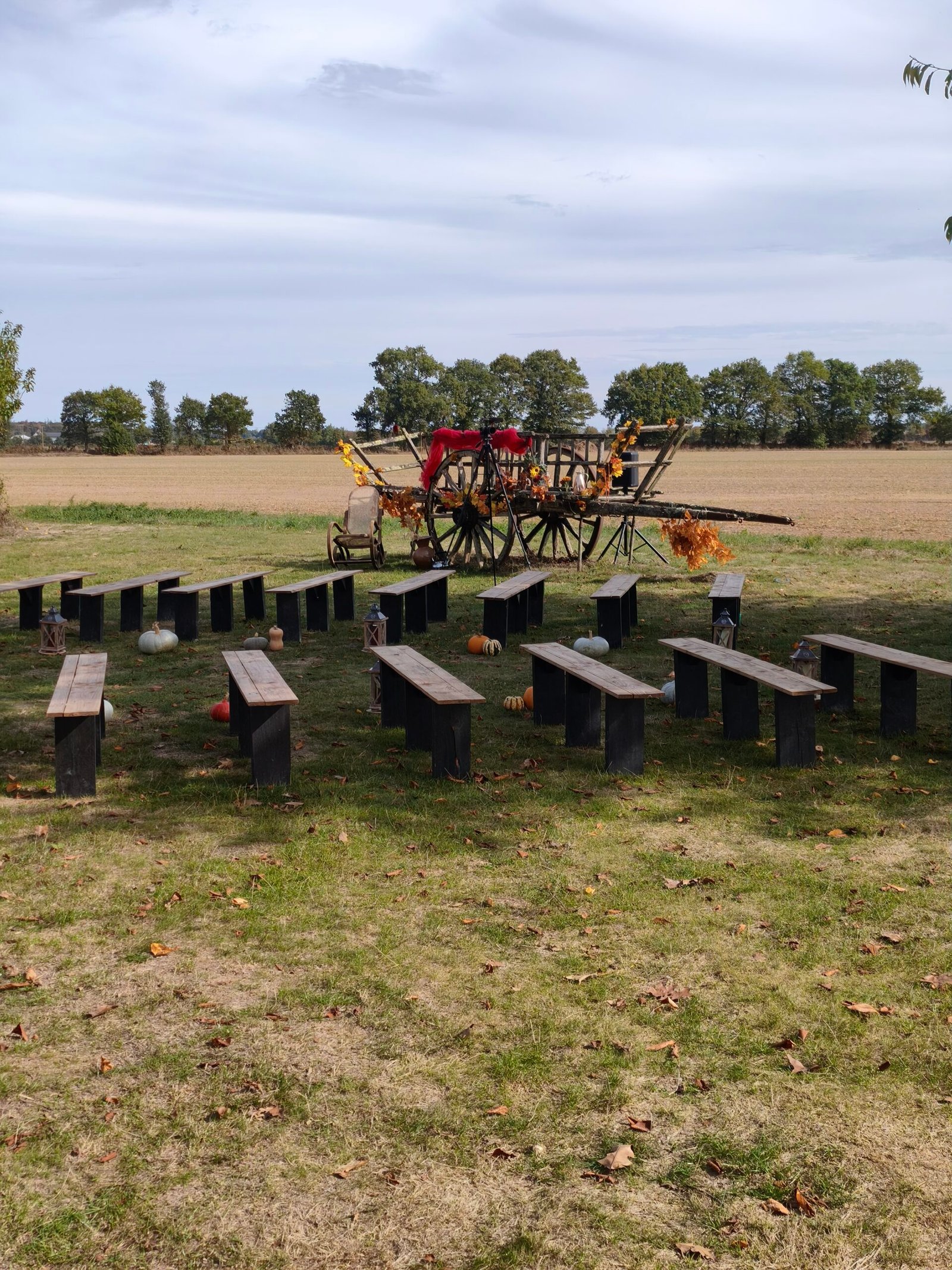 Installation d’une cérémonie laïque en extérieur, avant l’arrivée des invités